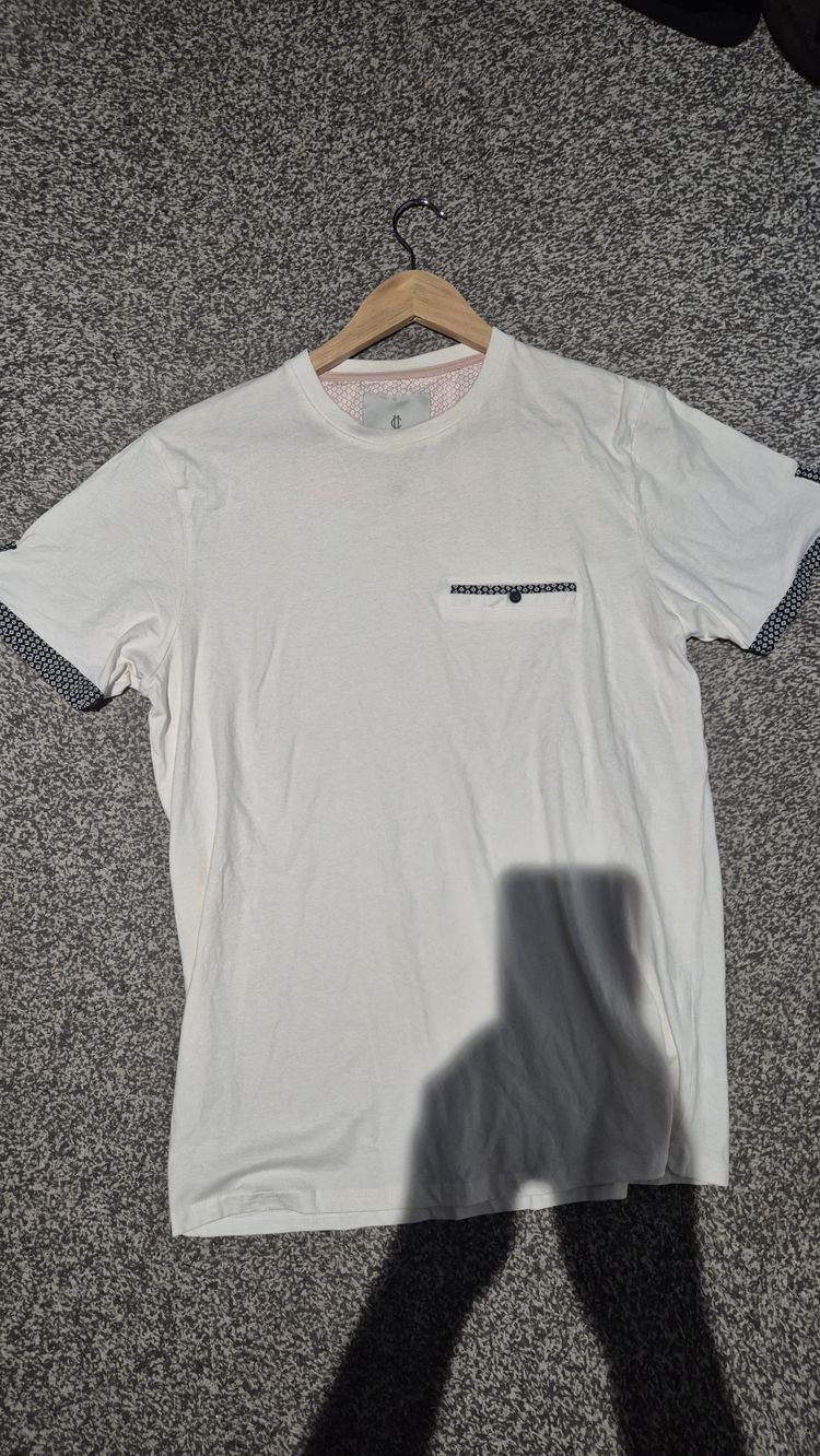 MENS SIZE L 2ND Chapter T-Shirt With Patterned Trim On Sleeves And Pocket