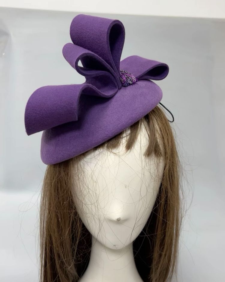 Purple Felt Hat With Large Bow And Sequin Detail imagen 3