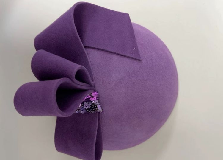 Purple Felt Hat With Large Bow And Sequin Detail imagen 2