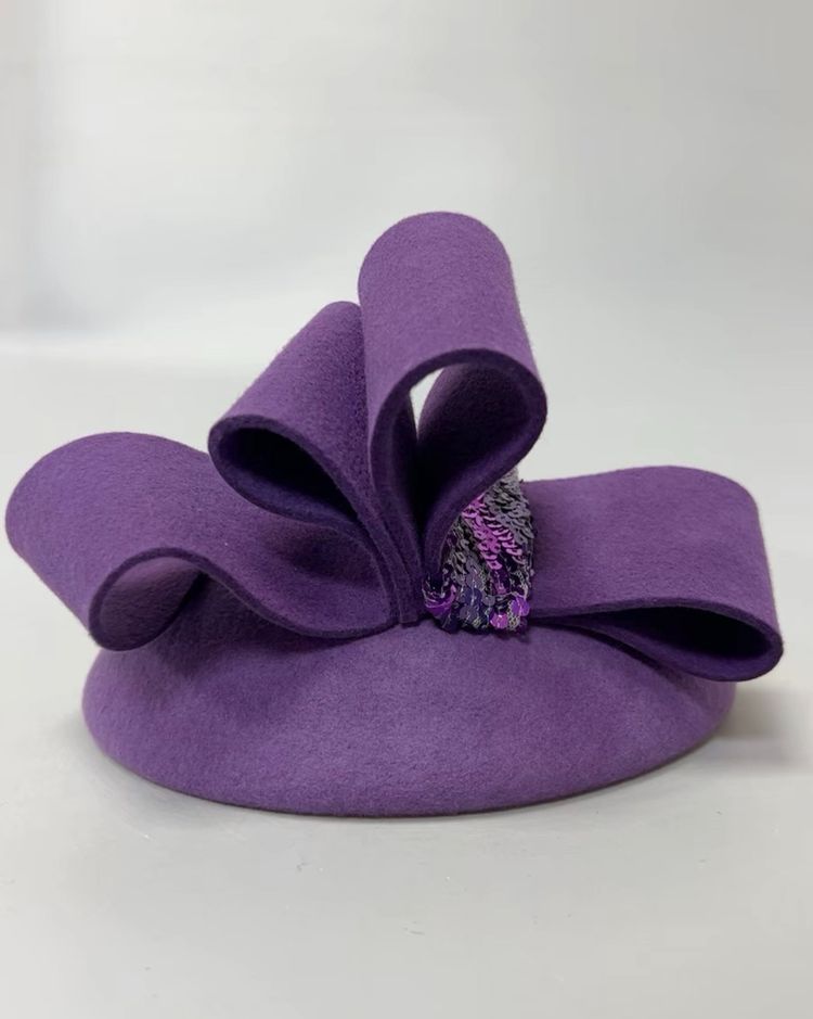 Purple Felt Hat With Large Bow And Sequin Detail imagen 1