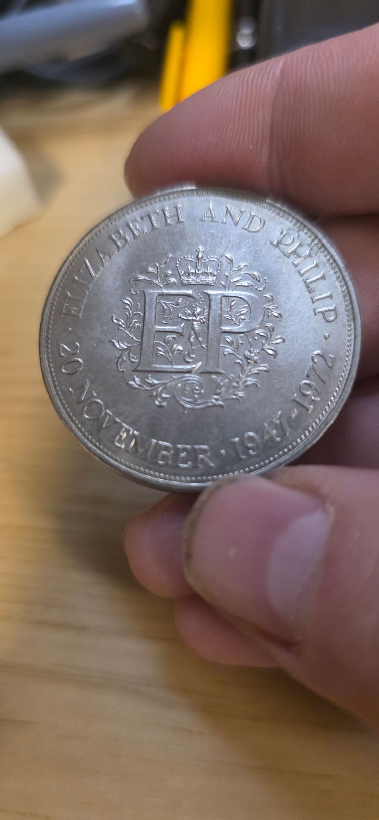 £3). 1972 commemorative coin Royal mint  image 4