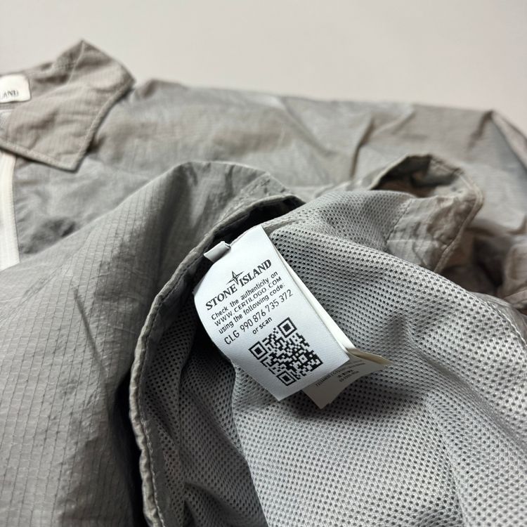 Immagine di Stone Island Silver Nylon Metal Watro Ripstop Shimmer Jacket - Medium 3