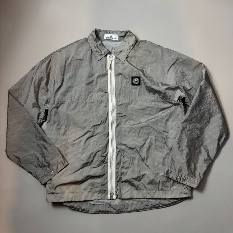 Immagine di Stone Island Silver Nylon Metal Watro Ripstop Shimmer Jacket - Medium 1