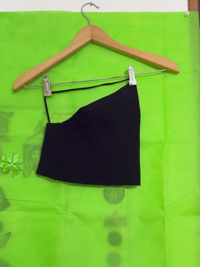 Top corto asimétrico negro