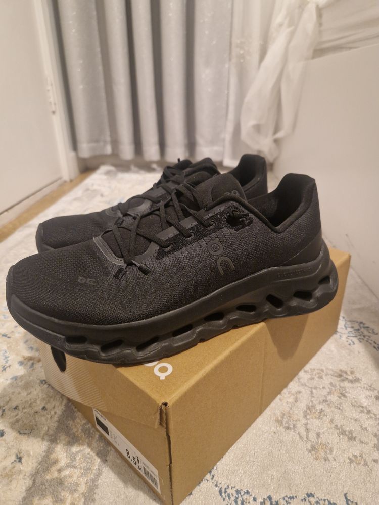 On Running cloutilt black Shoes obraz 1
