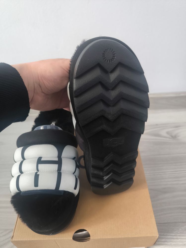 Czarne damskie Klapki UGG ocieplane wysoka podeszwa Ugg Black And White Slide Sandals imagen 3