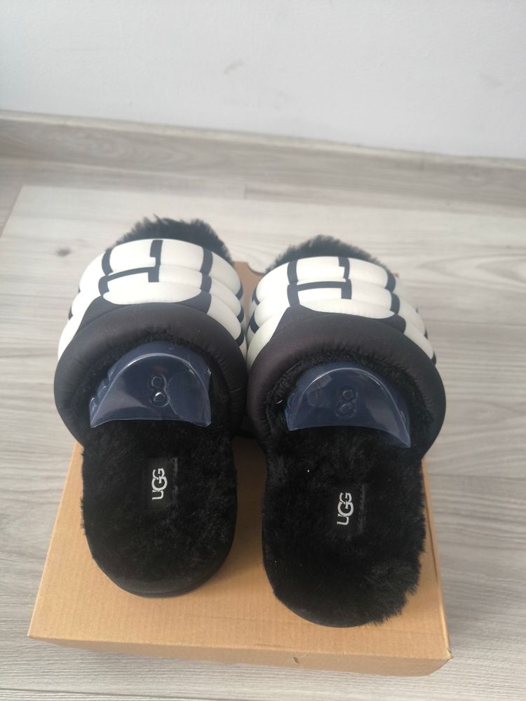 Czarne damskie Klapki UGG ocieplane wysoka podeszwa Ugg Black And White Slide Sandals imagen 4