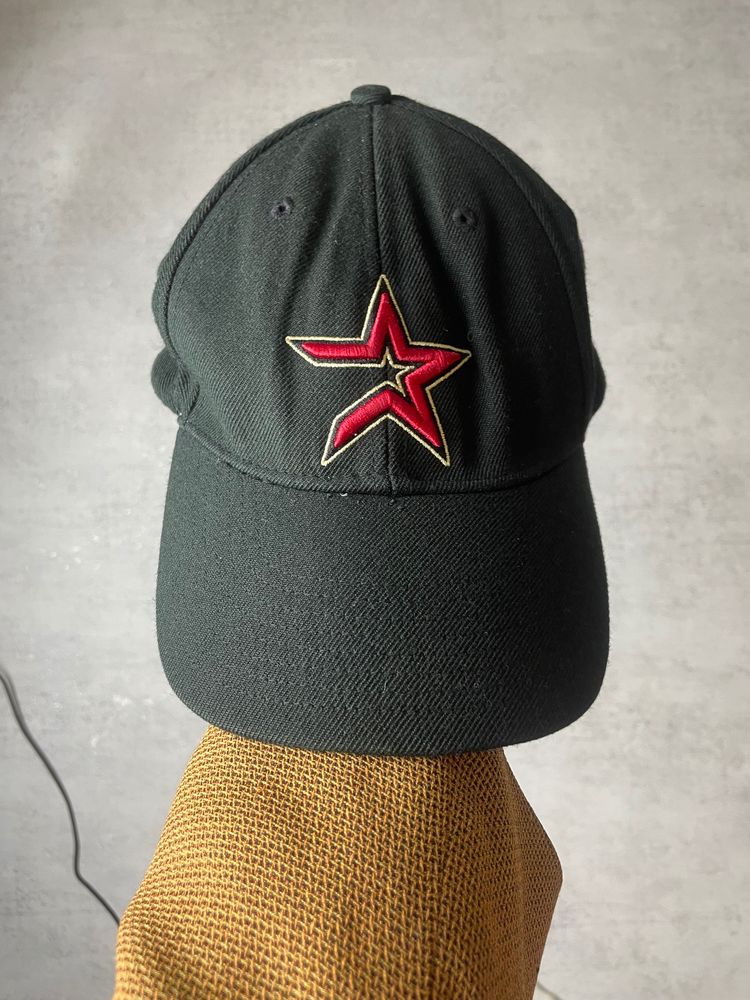 Black Baseball Cap With Red Star Logo
