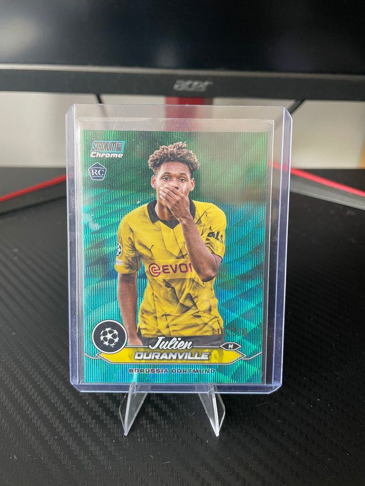 Immagine del prodotto Topps Julien Duranville #16 Aqua Wave Refractor /250 (RC) Borussia Dortmund