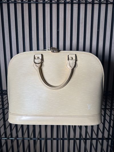 B31 Louis Vuitton Epi Alma Vanilla