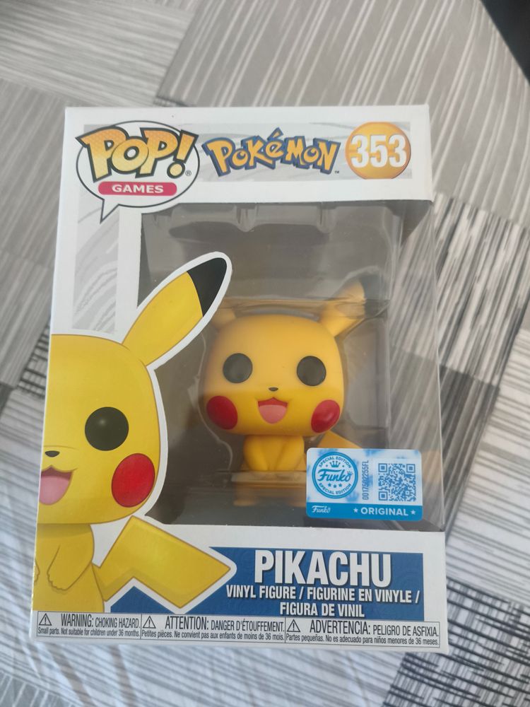 Funko Pop! Games Pokémon Pikachu Vinyl Figure product image