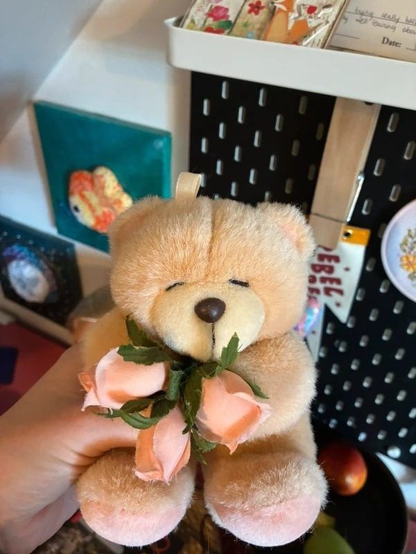 Plush Teddy Bear Holding Pink Roses imagen 1