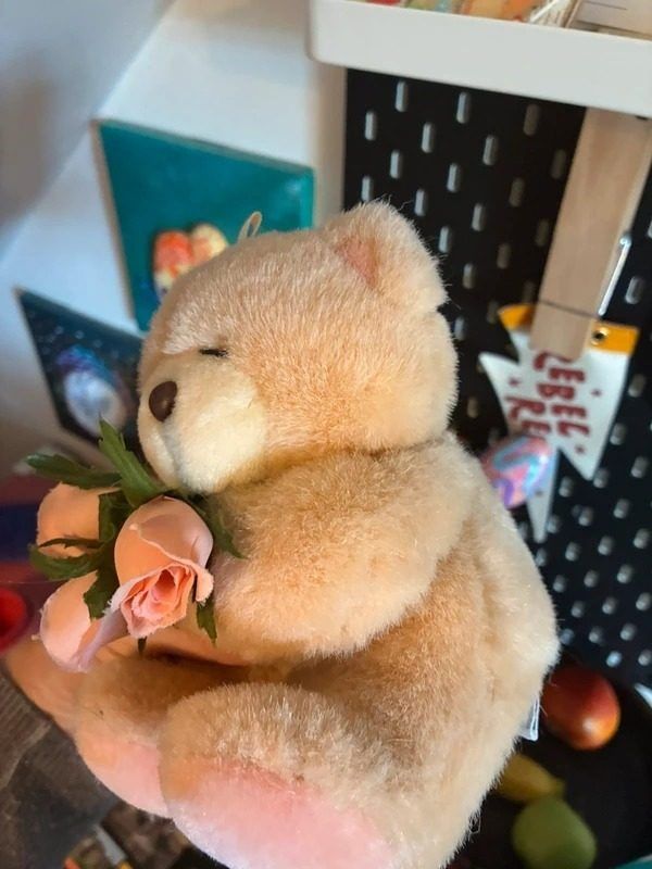 Plush Teddy Bear Holding Pink Roses imagen 2