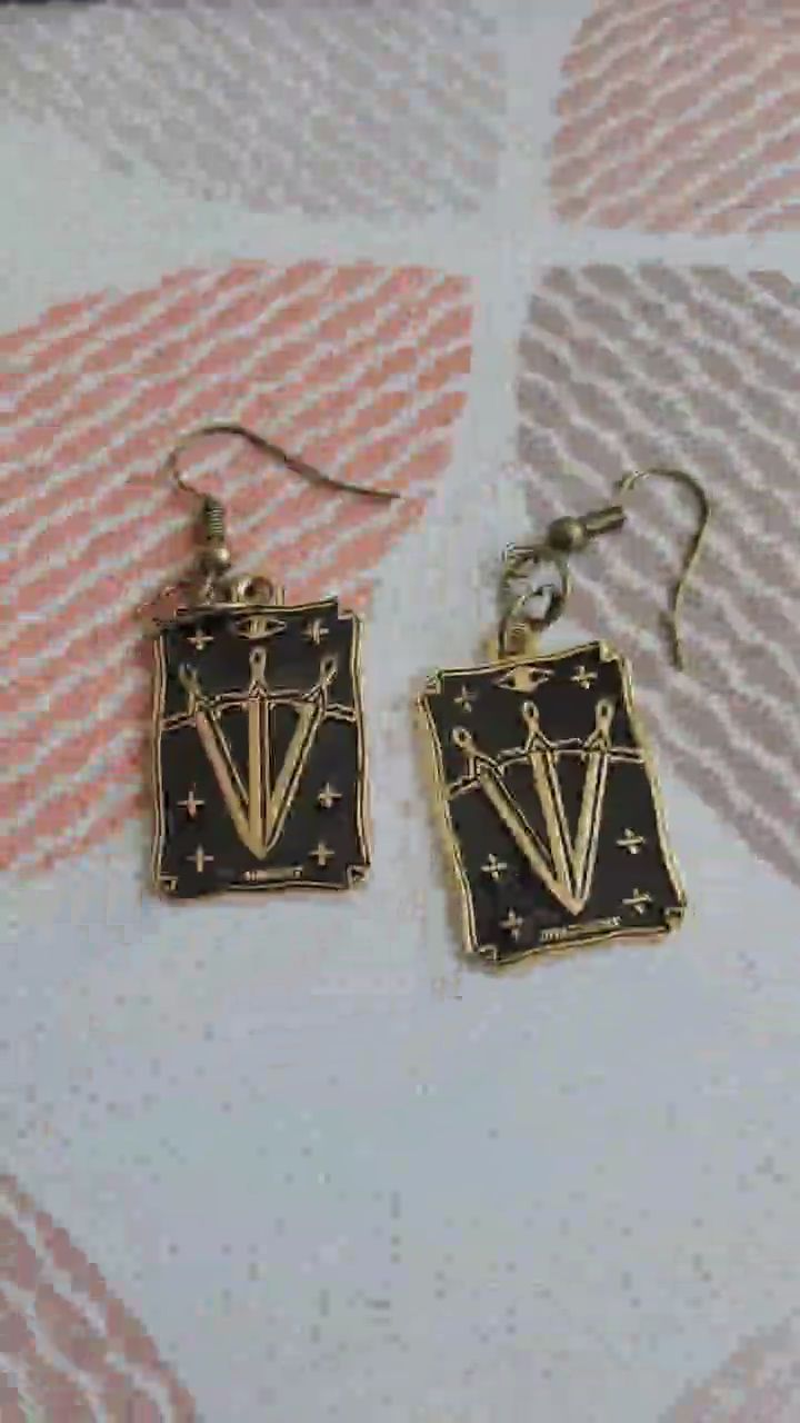 Immagine di Three of Swords Tarot Card Pendant 1
