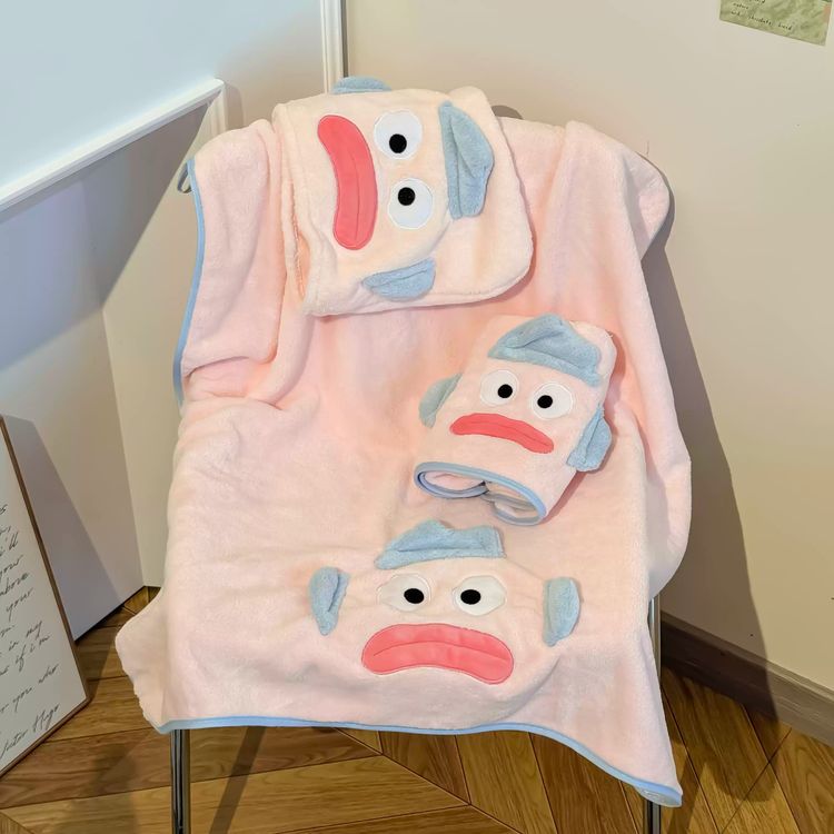 Plush Blanket With Matching Pouch And Gloves image 2