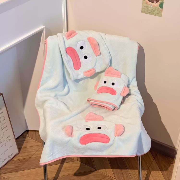 Plush Blanket With Matching Pouch And Gloves image 1