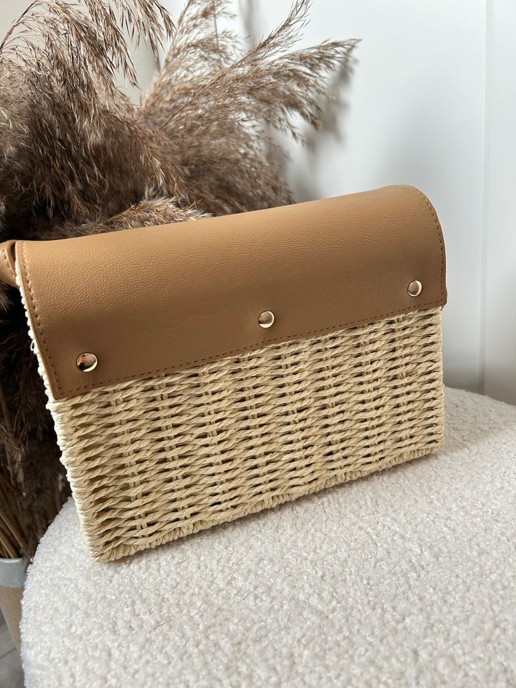 Torebka listonoszka kuferek na ramię beżowa letnia | woven straw and tan leather crossbody bag 2
