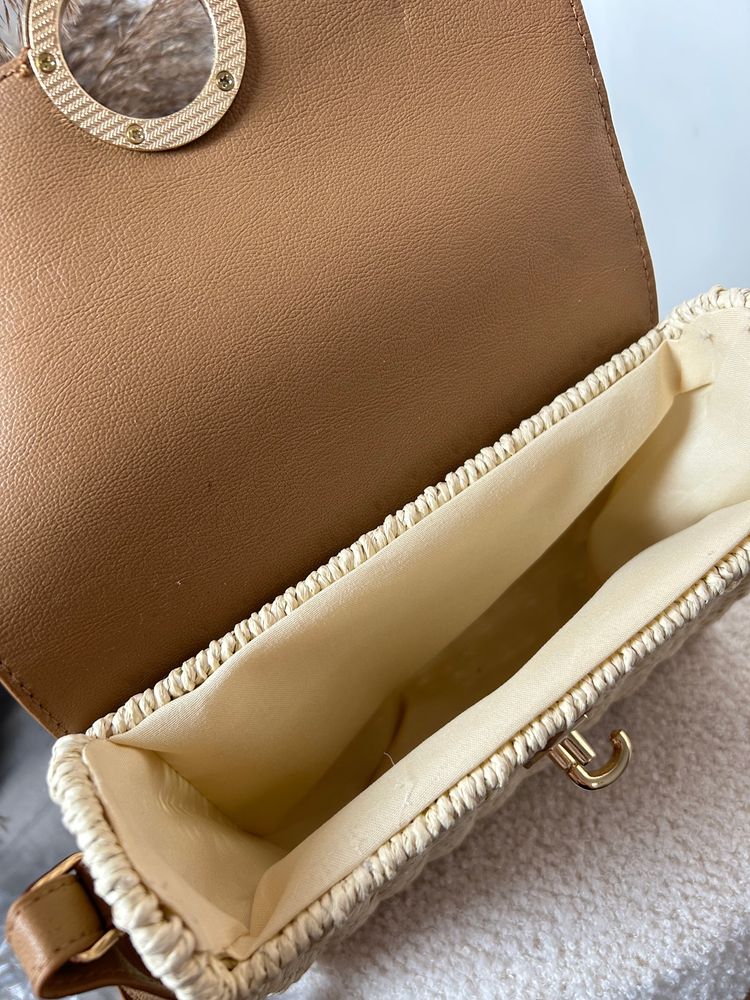 Torebka listonoszka kuferek na ramię beżowa letnia | woven straw and tan leather crossbody bag 3