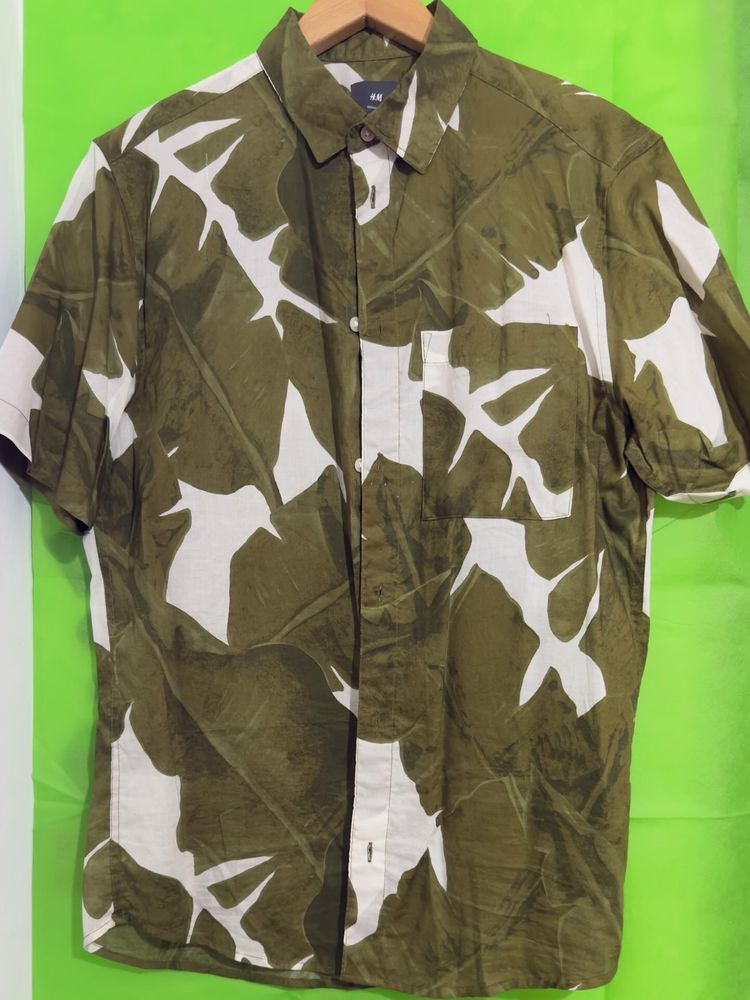 Camisa de manga corta con estampado verde y blanco