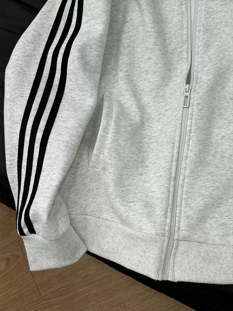 Adidas Grey Zip-Up Jacket With Black Stripes imagen 3