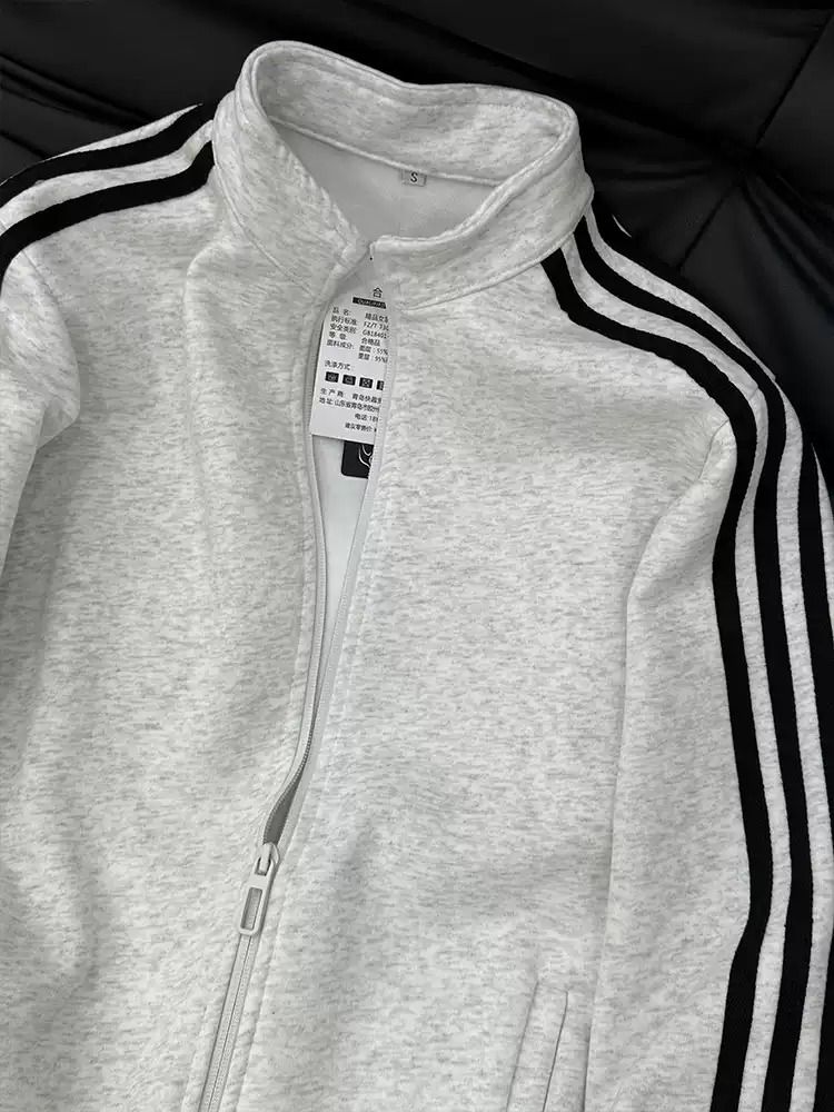 Adidas Grey Zip-Up Jacket With Black Stripes imagen 2