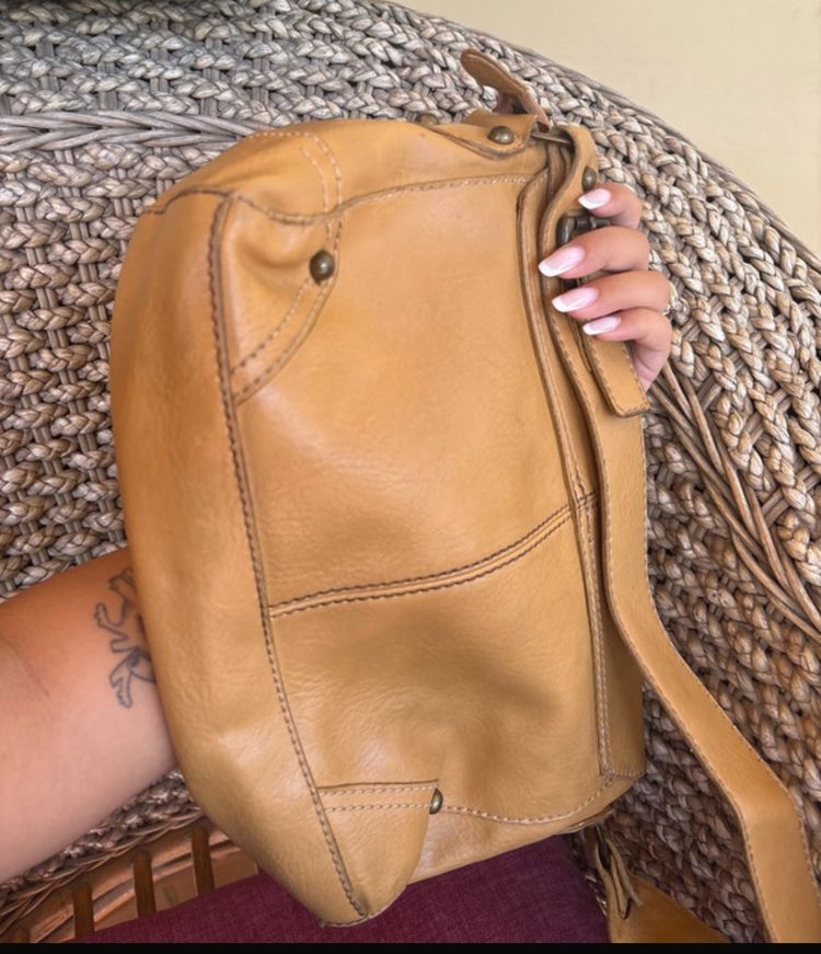 tan leather shoulder bag Sisley 3