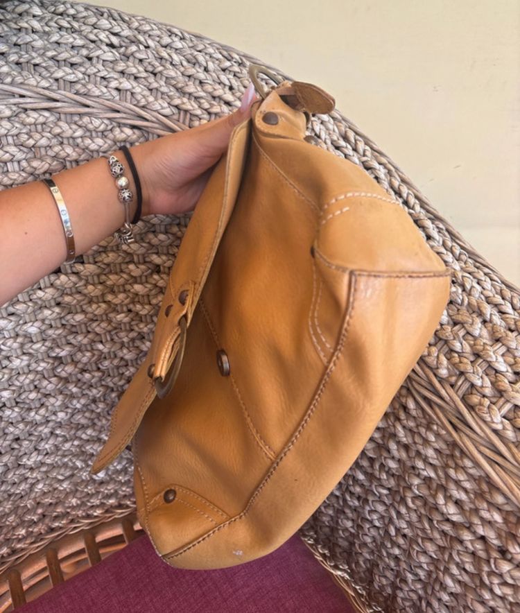 tan leather shoulder bag Sisley 4