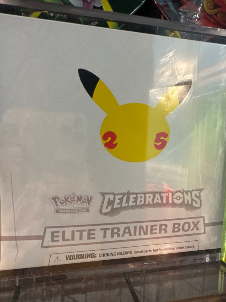 Pokémon Celebrations Elite Trainer Box obraz 1