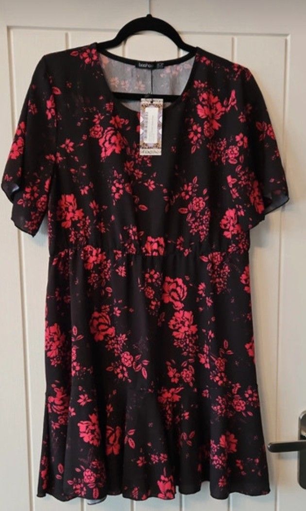 Boohoo Ladies tiered woven smock dress. Bnwt  product image