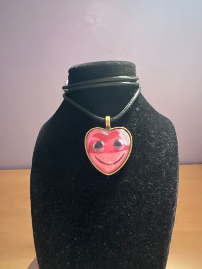 GLASS HEART NECKLACE BRAND NEW UNIQUE DESIGN
