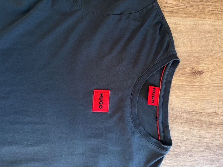 Hugo Black T-Shirt With Red Logo Patch imagen 2