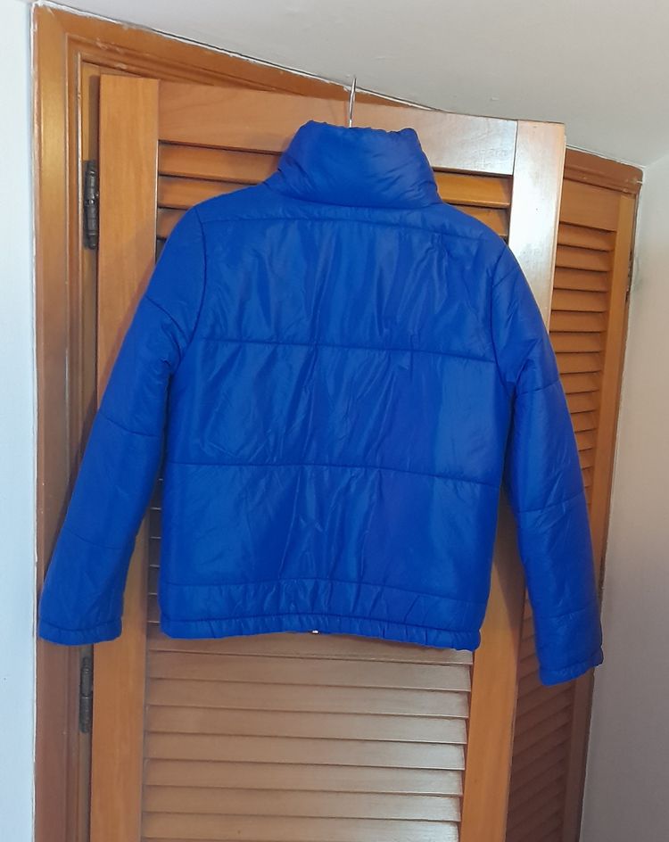 Giacca piumino azzurra da donna corta  image 2