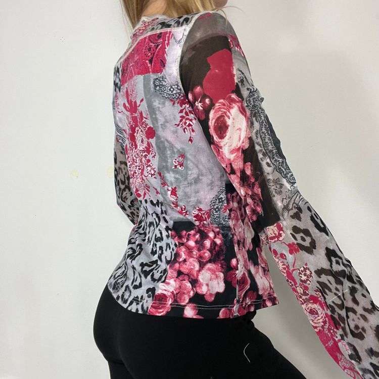 Y2K graphic print long sleeve top - size m imagen 2