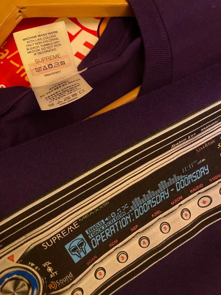 SS2025 Supreme Receiver MF DOOM Doomsday Tee obraz 5