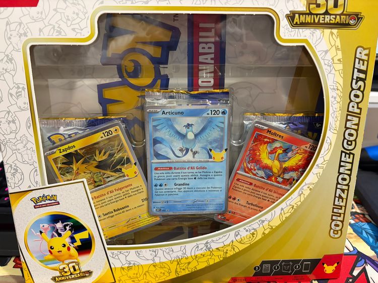 Collezione con poster 30° ann. Pokemon ita