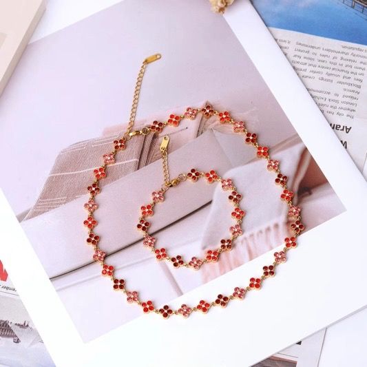 Immagine di Gold-Tone Necklace And Bracelet Set With Red Flower Accents 1
