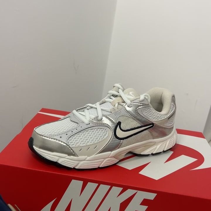 Nike NIKE V5 RNR (GS) UK 4.5 | EUR 37.5 product image
