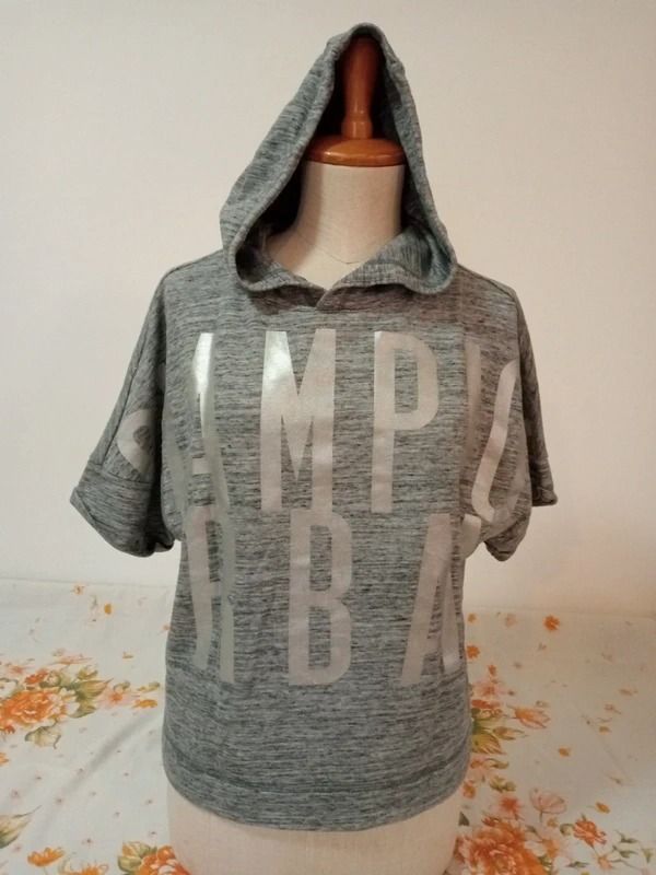 Immagine di Grey Short Sleeve Hoodie With Large White Text 1