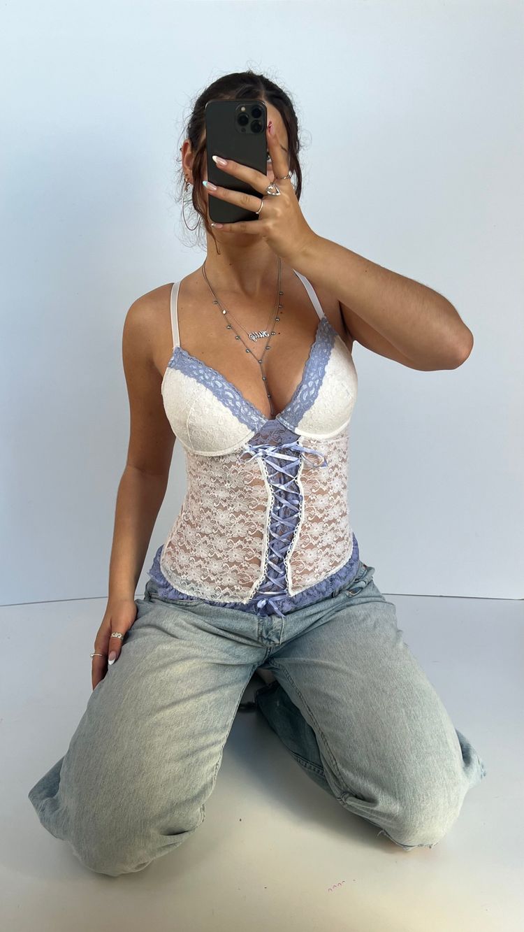 00s white lace corset- size M
