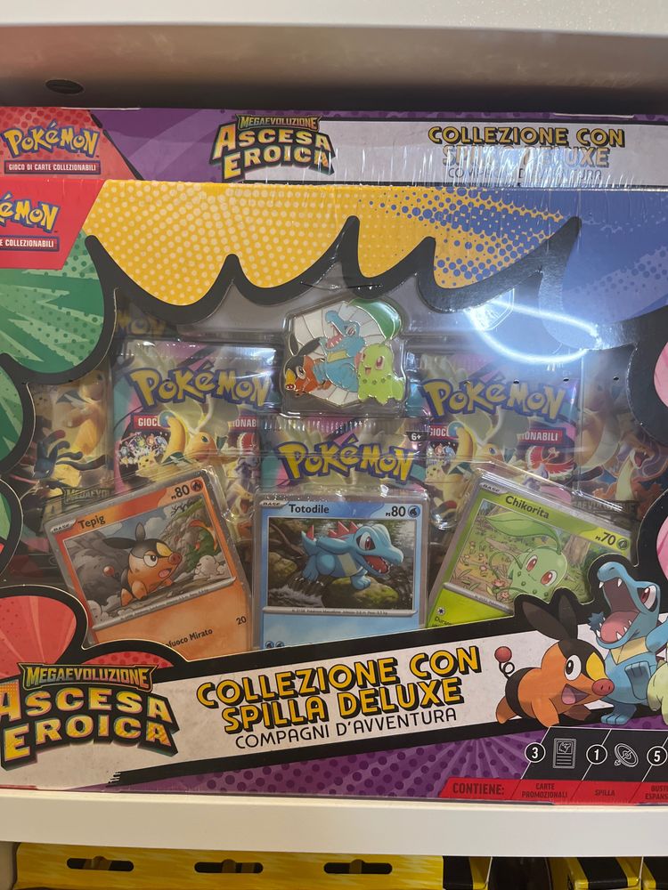 Pokémon Mega Evoluzioni Ascesa Eroica Collezione Con Spilla Deluxe