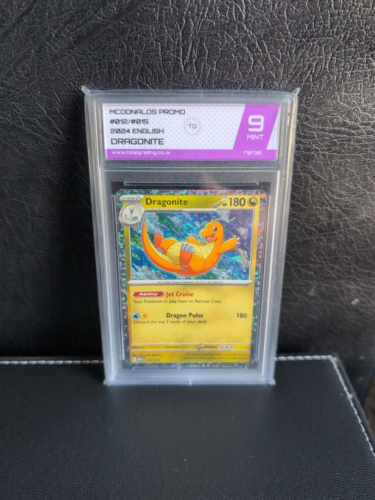 Dragonite Trading Card