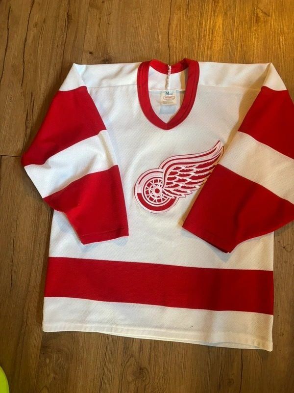 White And Red Hockey Jersey With Winged Wheel Logo obraz 1