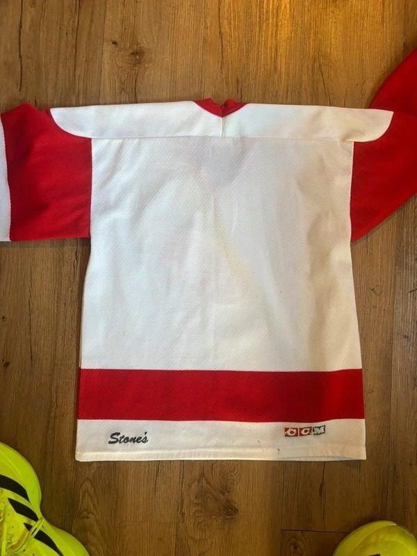 White And Red Hockey Jersey With Winged Wheel Logo obraz 2