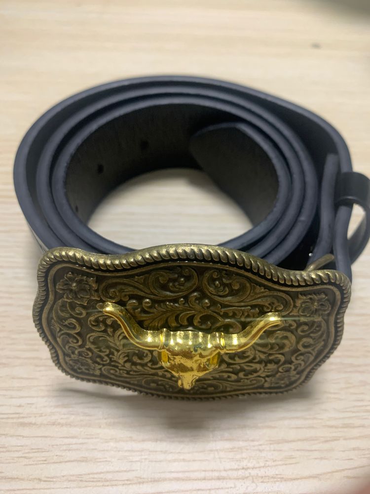 Immagine di Black Belt With Ornate Gold Buckle 1