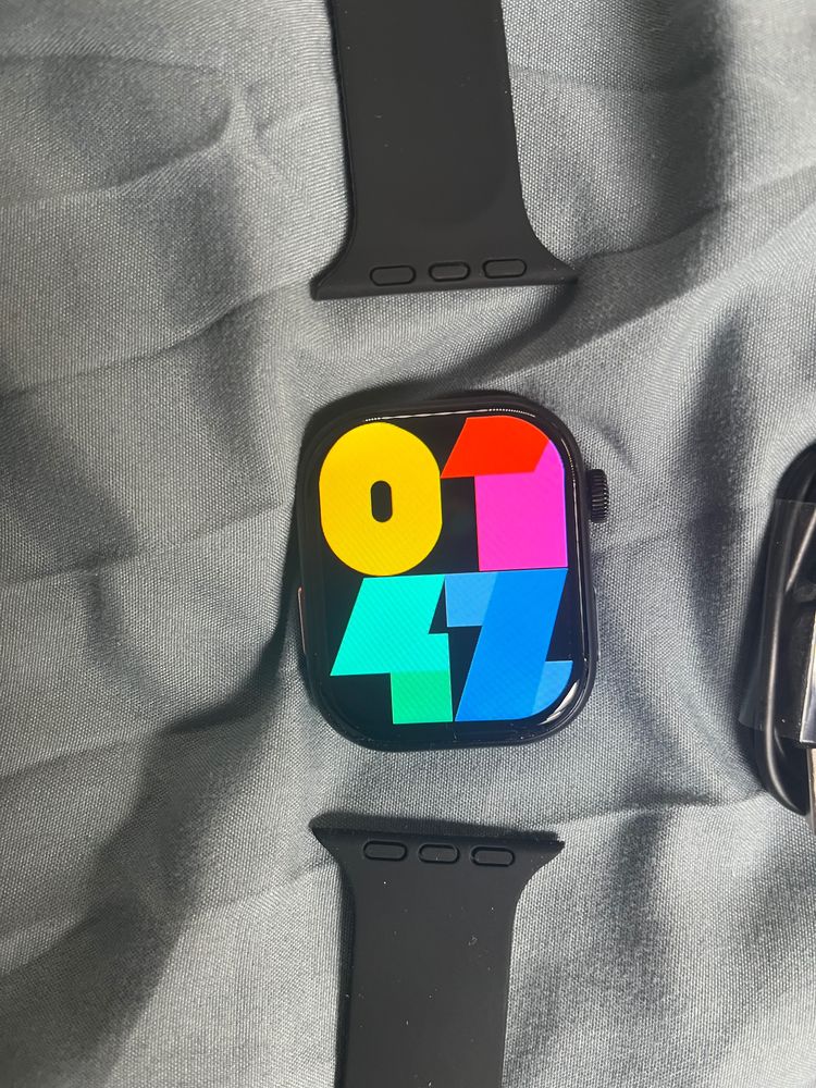 Immagine di Smartwatch With Black Silicone Strap 2