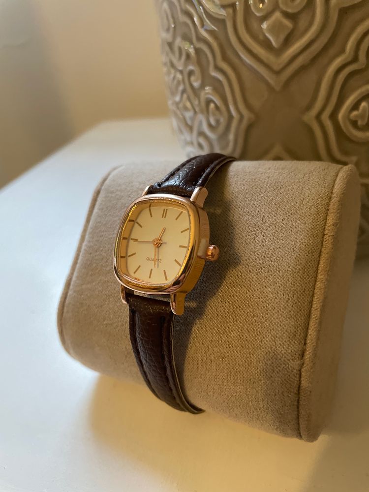 Brown Leather Strap Wristwatch 3