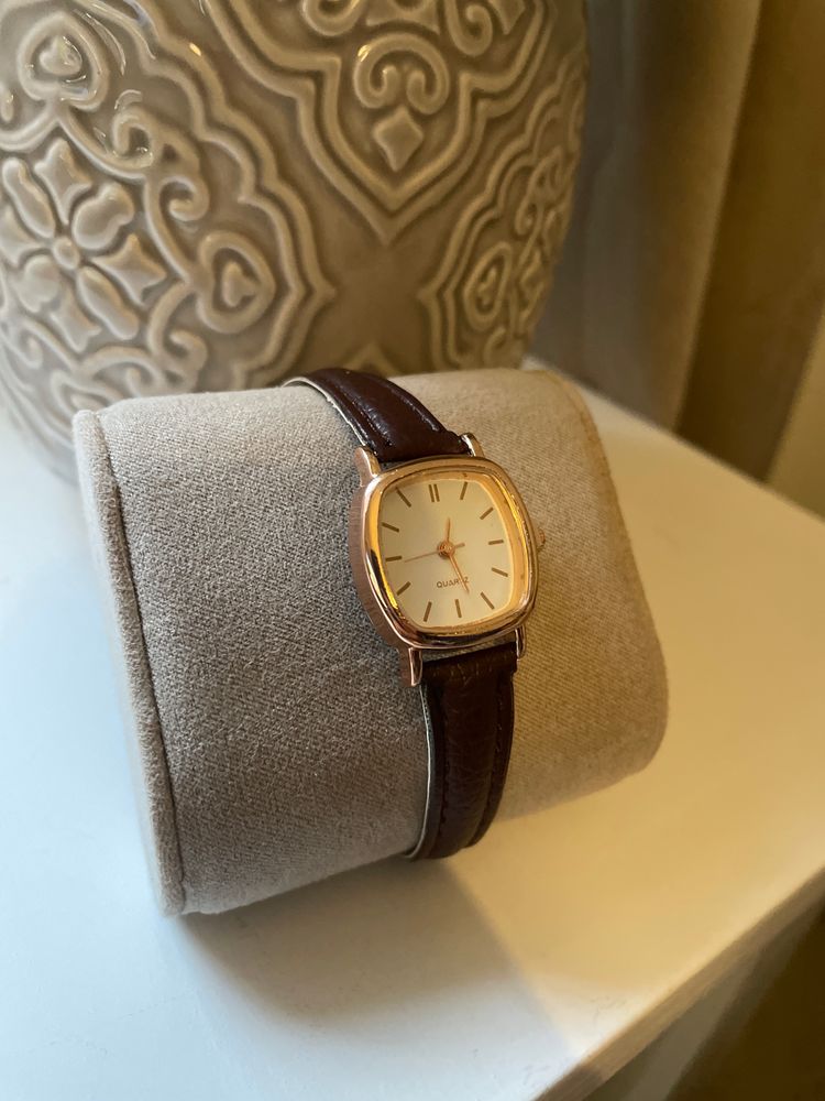Brown Leather Strap Wristwatch 2