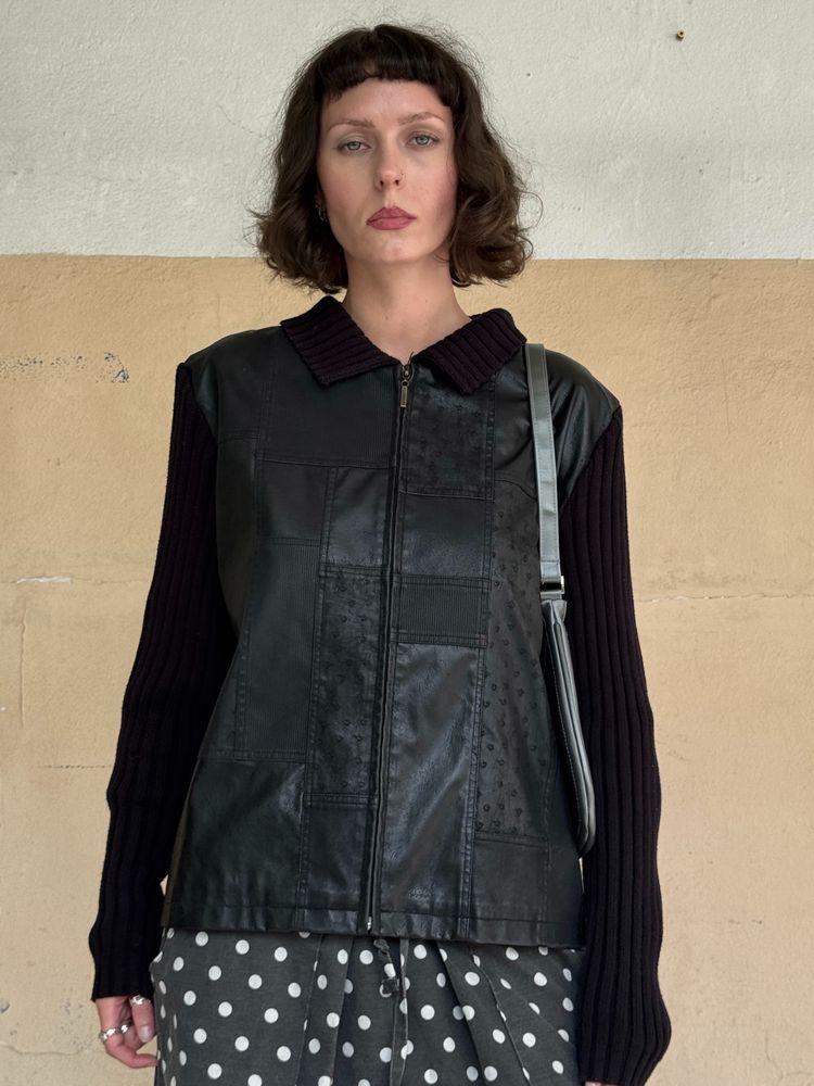 black zip-up leather vest with black ribbed sleeves and collar obraz 3