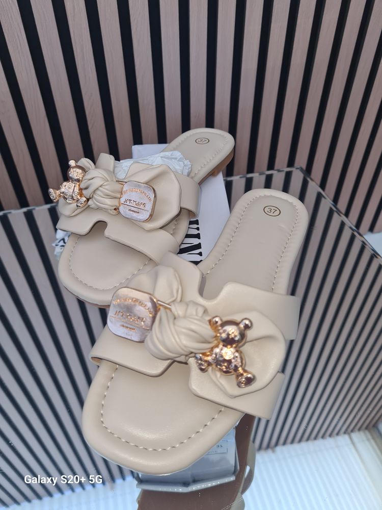 Beige Flat Sandals With Decorative Bows And Bear Charms image 1