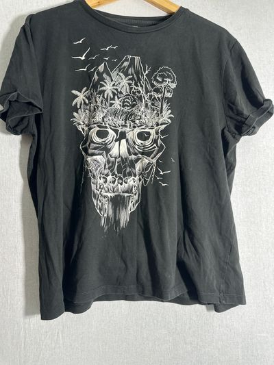 ASOS T-Shirt. Black print.